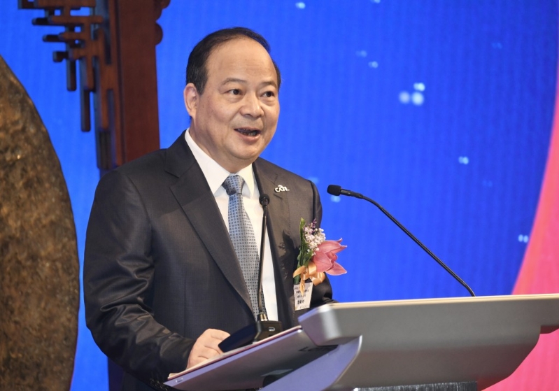 宁德时代董事长曾毓群表示，是次在港上市意味公司更加融入全球资本市场，亦是推动全球零碳经济的新起点。